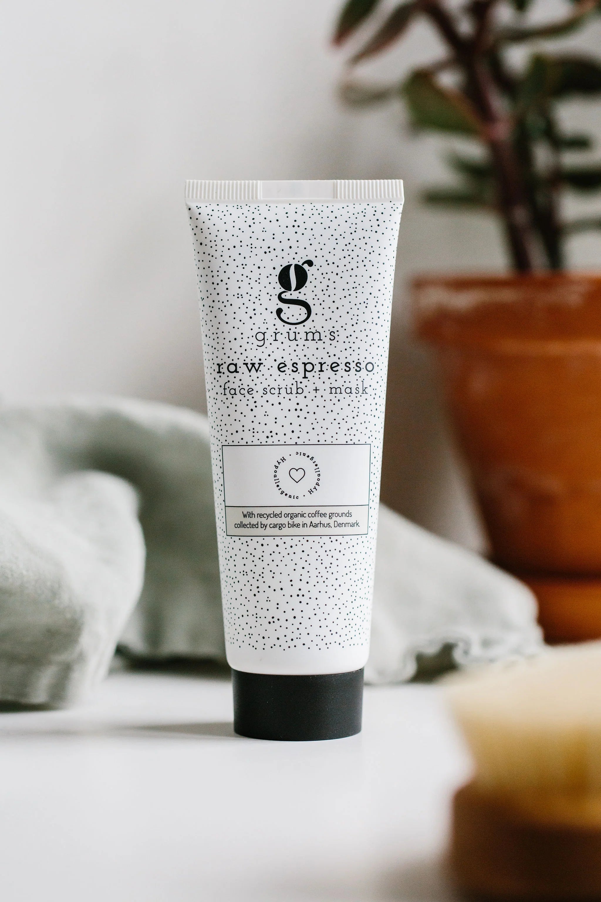 GRUMS 2-in-1 Coffee Face Scrub + Mask - Coffee Exfoliator